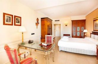 Apartamentos Guadalpin Suites