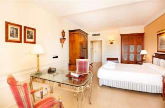 Apartamentos Guadalpin Suites