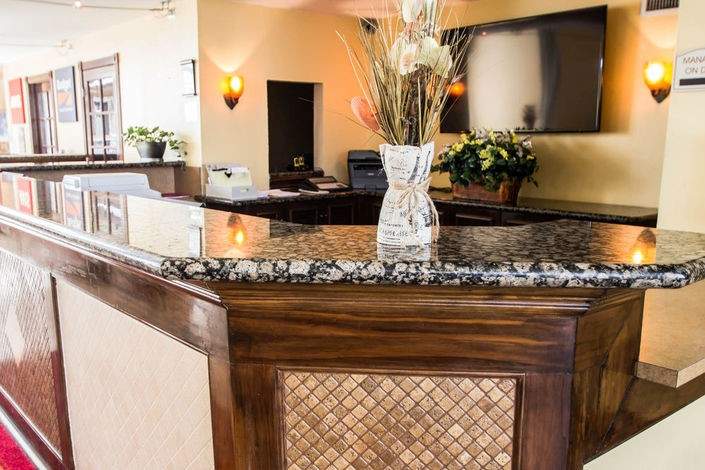 Econo Lodge Inn & Suites