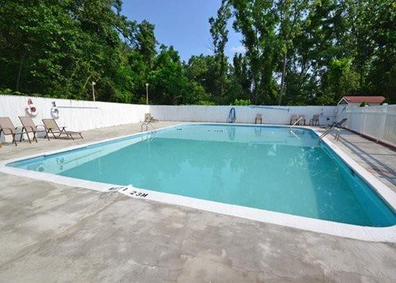 Econo Lodge Inn & Suites