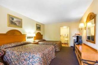 Econo Lodge & Suites