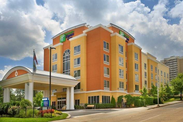 Holiday Inn Express & Suites C
