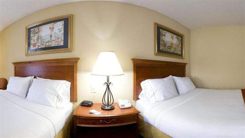 Holiday Inn Express & Suites B