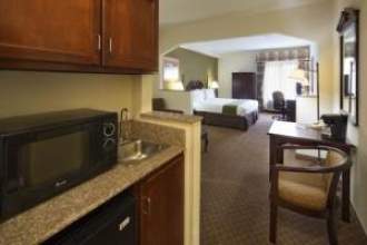 Holiday Inn Express & Suites F